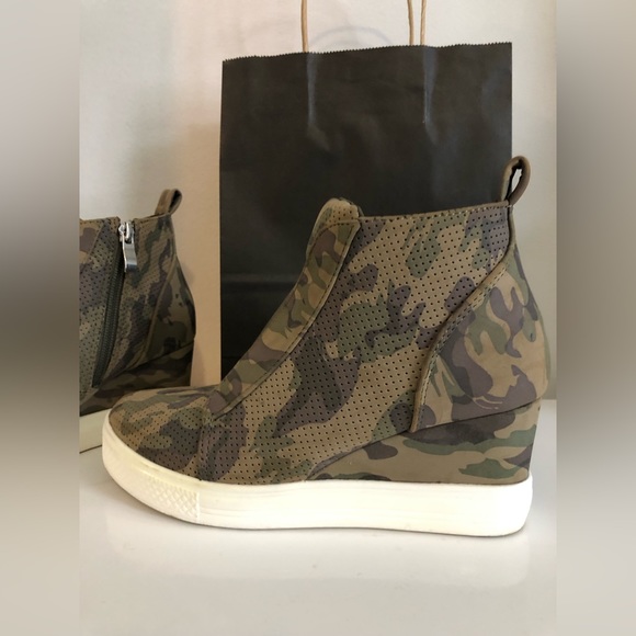 ❗️LAST CALL❗️CCOCCI ZOEY CAMO WEDGE BOOTIES - Picture 2 of 7